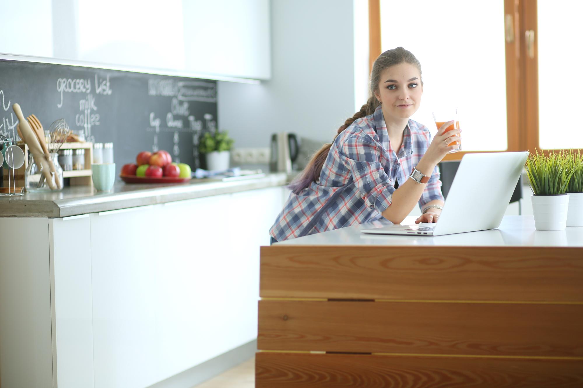 Interno di cucina didattica con banco e luce naturale